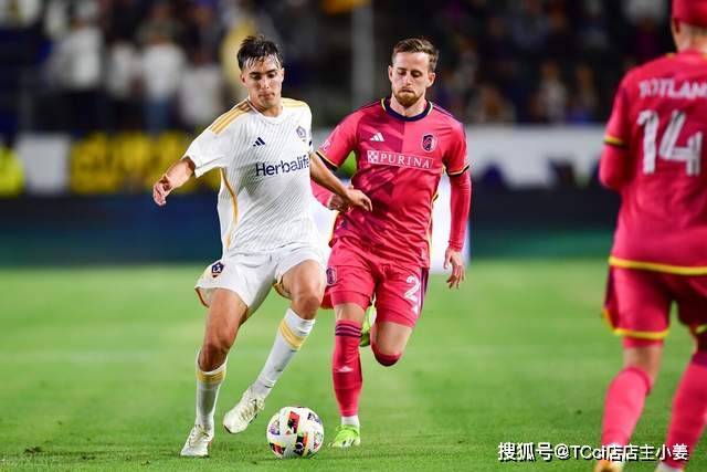 贝林厄姆与粉丝的温馨互动，反求合影成焦点